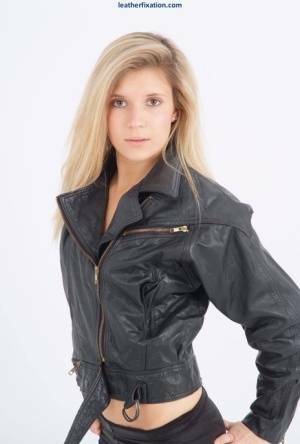 Blond chick unzips her leather jacket in a black bra and leggings on dollser.com