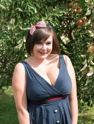 Fat amateur Roxy shows her bare legs in a short dress in the backyard on dollser.com