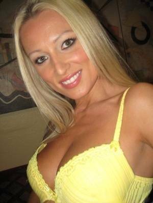 MILF babe with a big breast Diana Doll takes amateur shots of herself on dollser.com