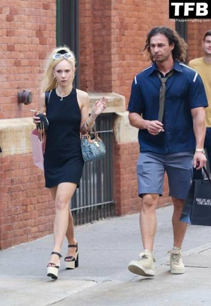 Juno Temple Holds Hands with Her Mystery Boyfriend in NYC on dollser.com