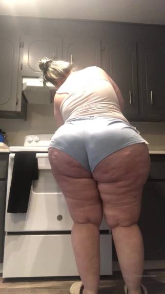 Jexkaawolves cooking some breakfast and dancing to some music xxx onlyfans porn videos on dollser.com