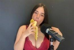 ASMR Wan Sucking a Banana Video Leaked on dollser.com