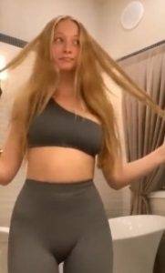 Sophia Diamond dance in legging on dollser.com