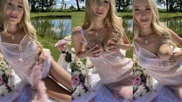 GwenGwiz Leaked Nude Picnic Photos on dollser.com