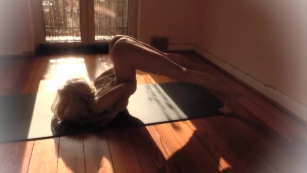 Yoga flocke nude yoga warm up yoga youtuber patreon leak xxx premium porn videos on dollser.com