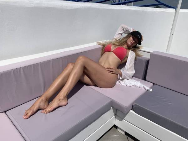 Stella Cardo & her sexy legs on dollser.com