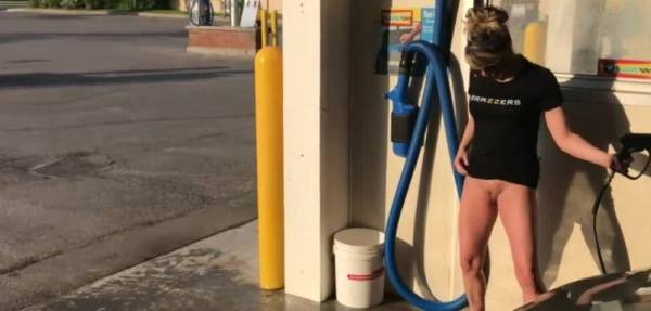 MILF WASHING CAR WITH NO PANTIES HEELS BUSY OUTDOOR CARWASH on dollser.com