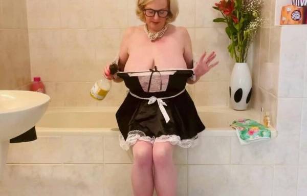 Annabel’s gets horny cleaning bath on dollser.com