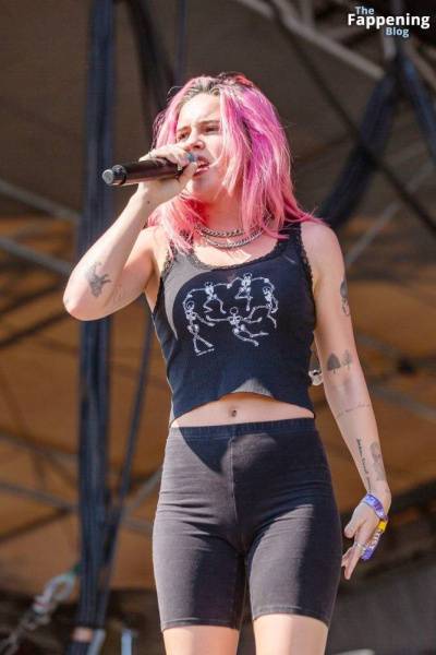 Bea Miller Shows Off Her Cameltoe on Stage (17 Photos) - Usa on dollser.com