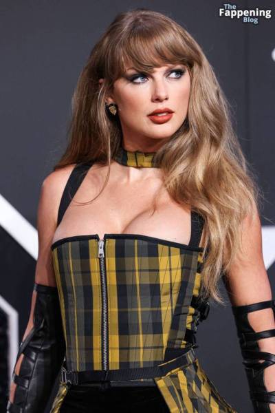 Taylor Swift Displays Nice Cleavage at the MTV VMAs (170 Photos) on dollser.com