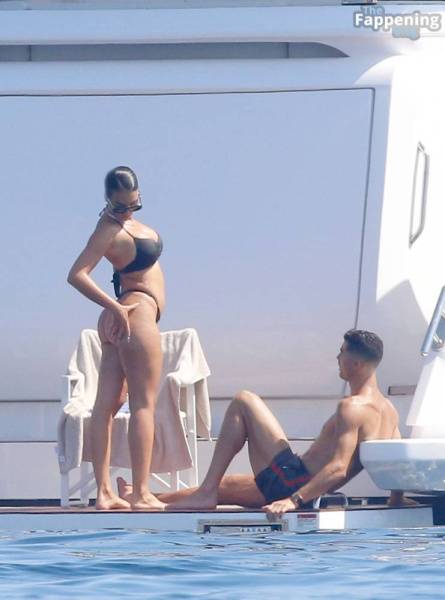 Georgina Rodriguez & Cristiano Ronaldo Enjoy Luxurious Yacht Day in the South of France (104 Photos) - France on dollser.com